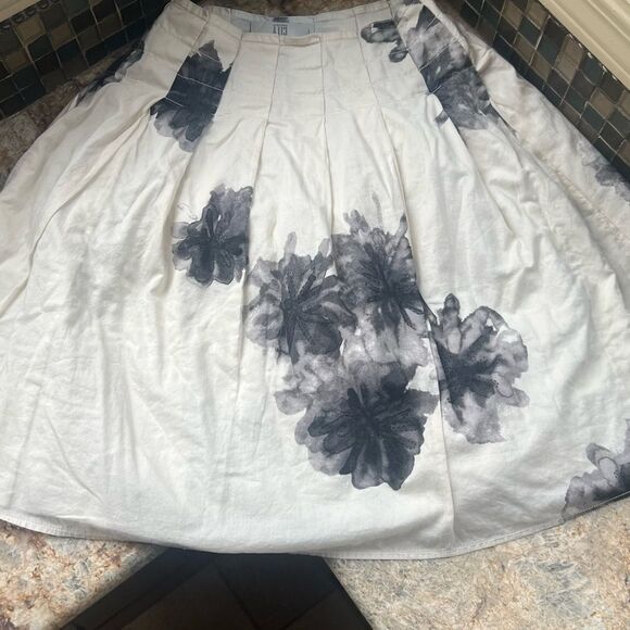 DKNY 100% Cotton circle swing skirt ￼ - Picture 4 of 10